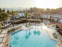 Widok na kompleks Lykia Botanika Beach z basenem