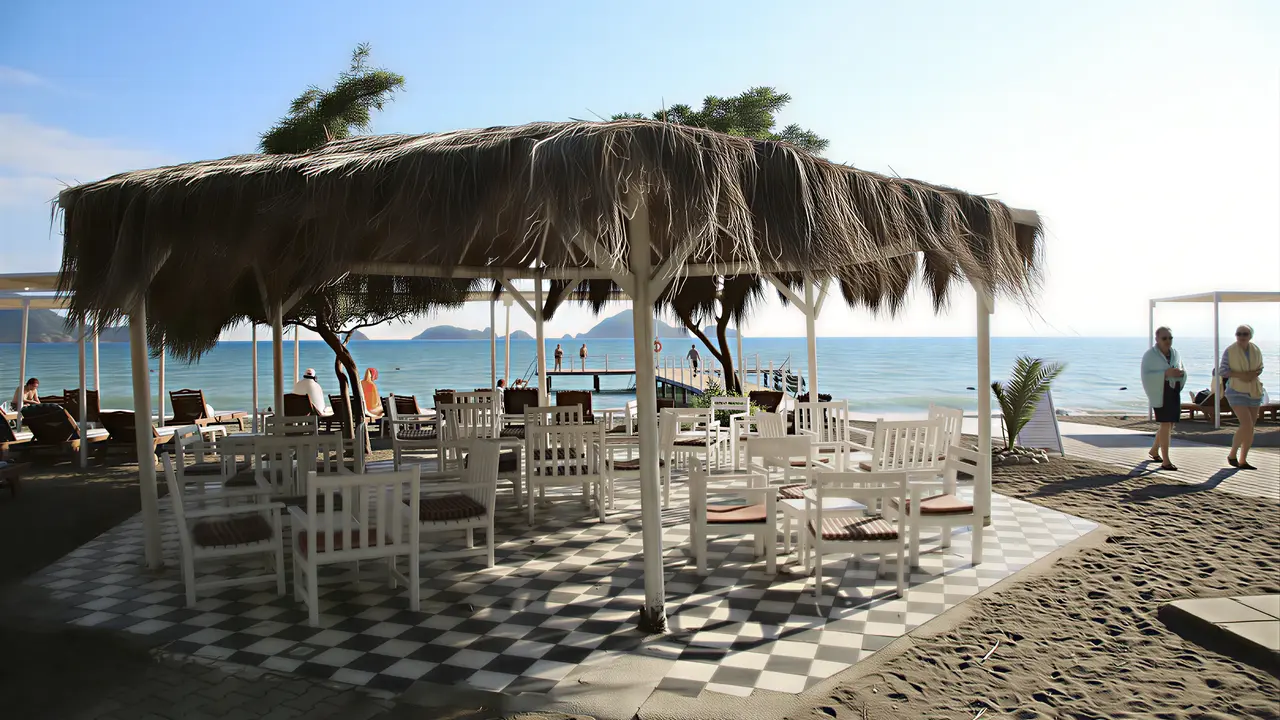Pawilon z białymi meblami na plaży Lykia Botanika Beach