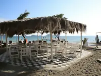 Pawilon z białymi meblami na plaży Lykia Botanika Beach