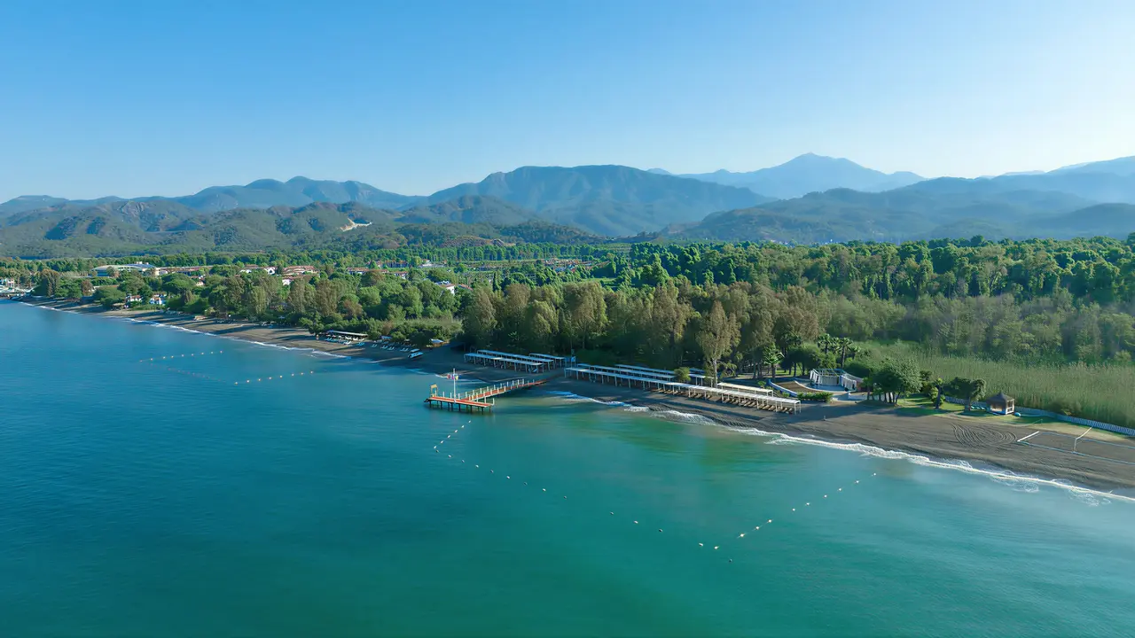 Widok na kompleks Lykia Botanika Beach nad morzem