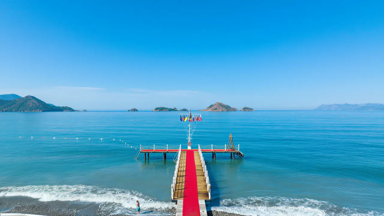 Pomost z czerwonym dywanem w Lykia Botanika Beach