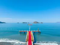 Pomost z czerwonym dywanem w Lykia Botanika Beach