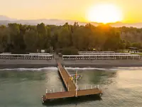 Plaża i pomost w Lykia Botanika Beach o zachodzie słońca