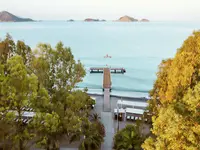 Pomost i plaża w Lykia Botanika Beach