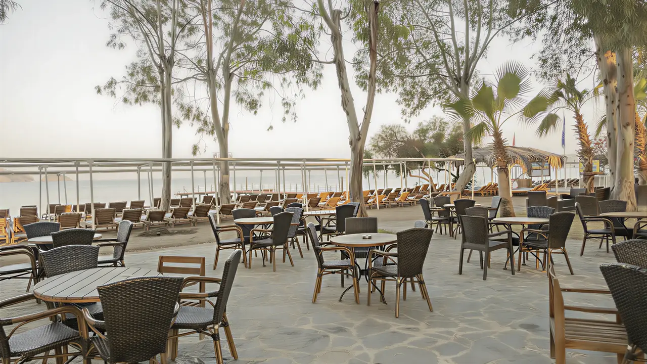 Stolik i krzesła w restauracji Lykia Botanika Beach