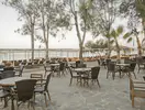 Stolik i krzesła w restauracji Lykia Botanika Beach