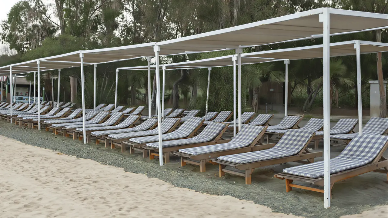 Leżaki pod zadaszeniem na plaży w Lykia Botanika Beach