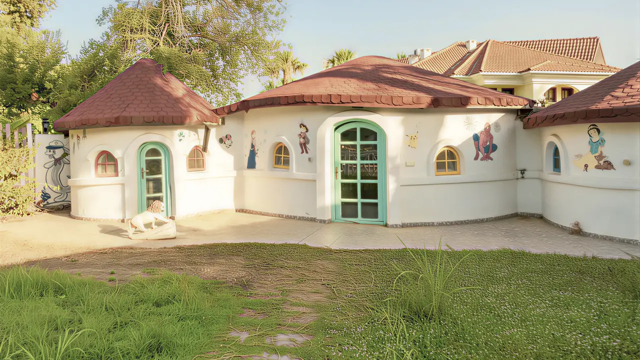 Kolorowy dziecięcy klub w Lykia Botanika Beach