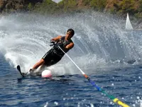 Wakeboarding na wodzie w Lykia Botanika Beach