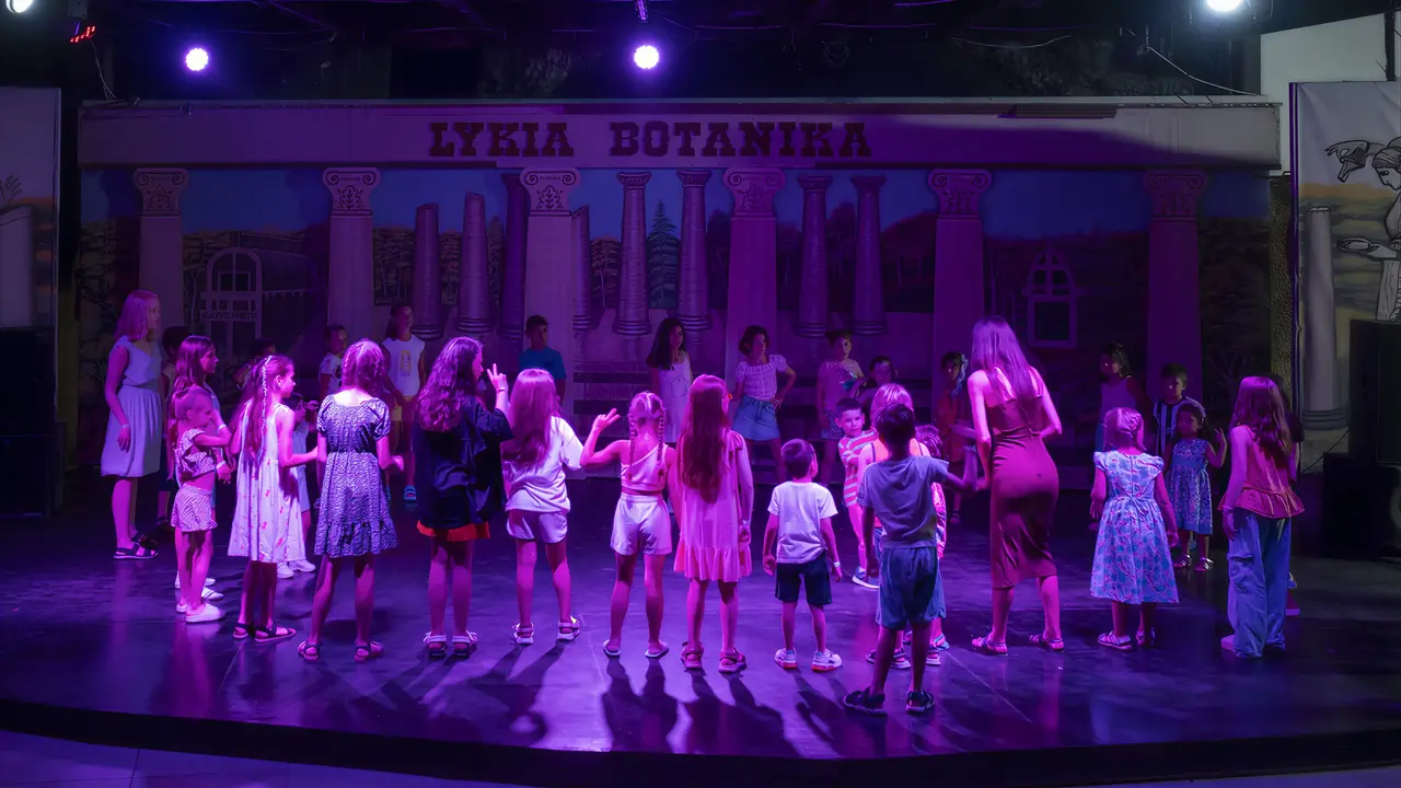 Dzieci na scenie w Lykia Botanika Beach
