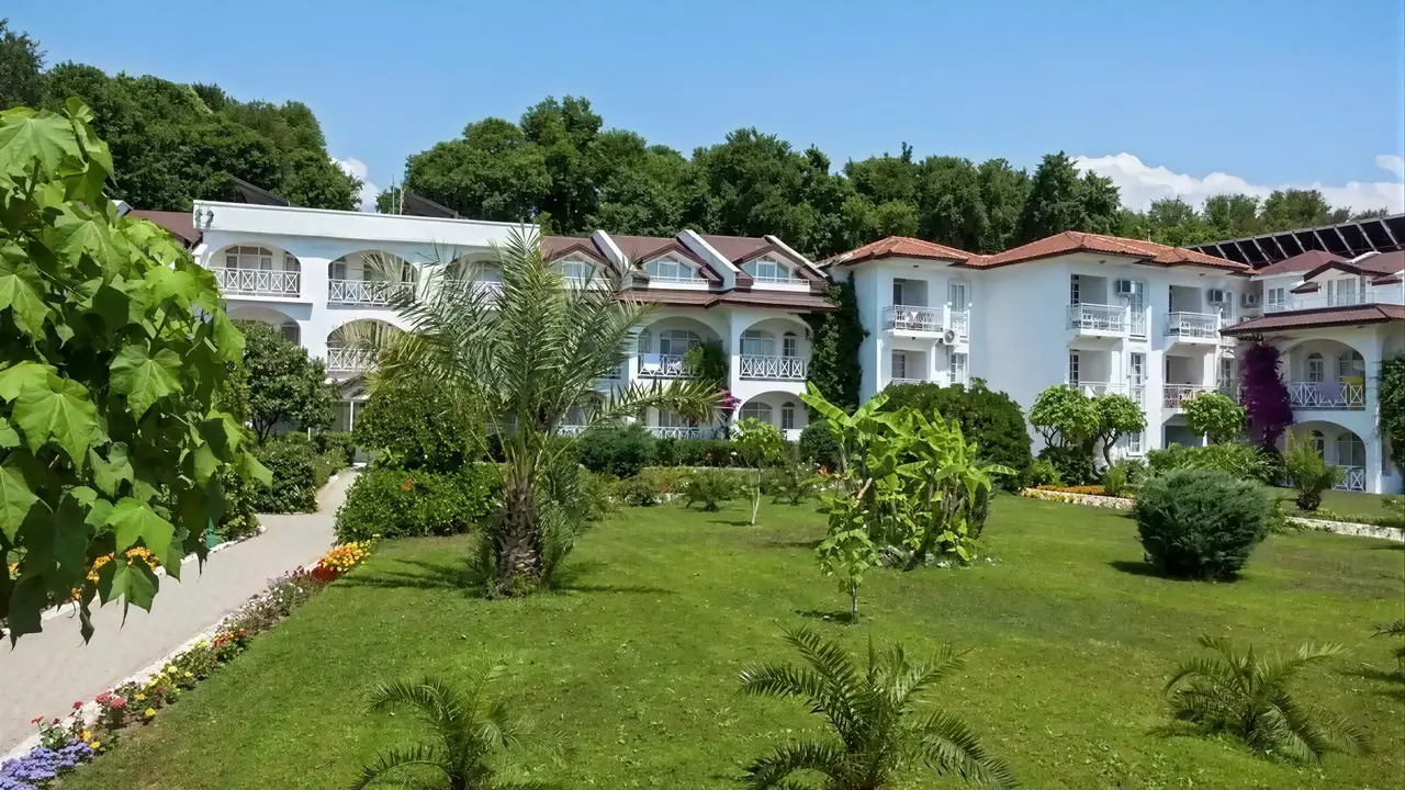 Budynki i tereny zielone w Lykia Botanika Beach