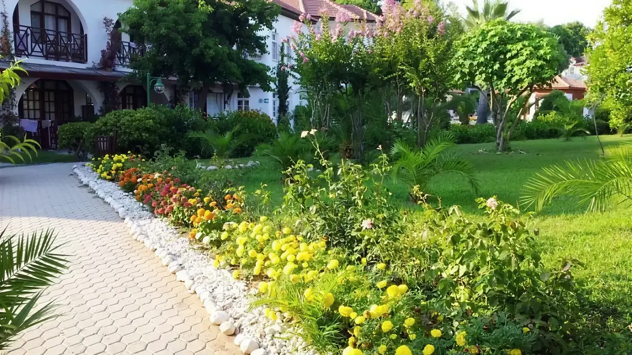 Kwitnący ogród i ścieżka w Lykia Botanika Beach