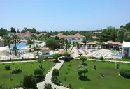 Widok na kompleks Lykia Botanika Beach z basenem i ogrodami