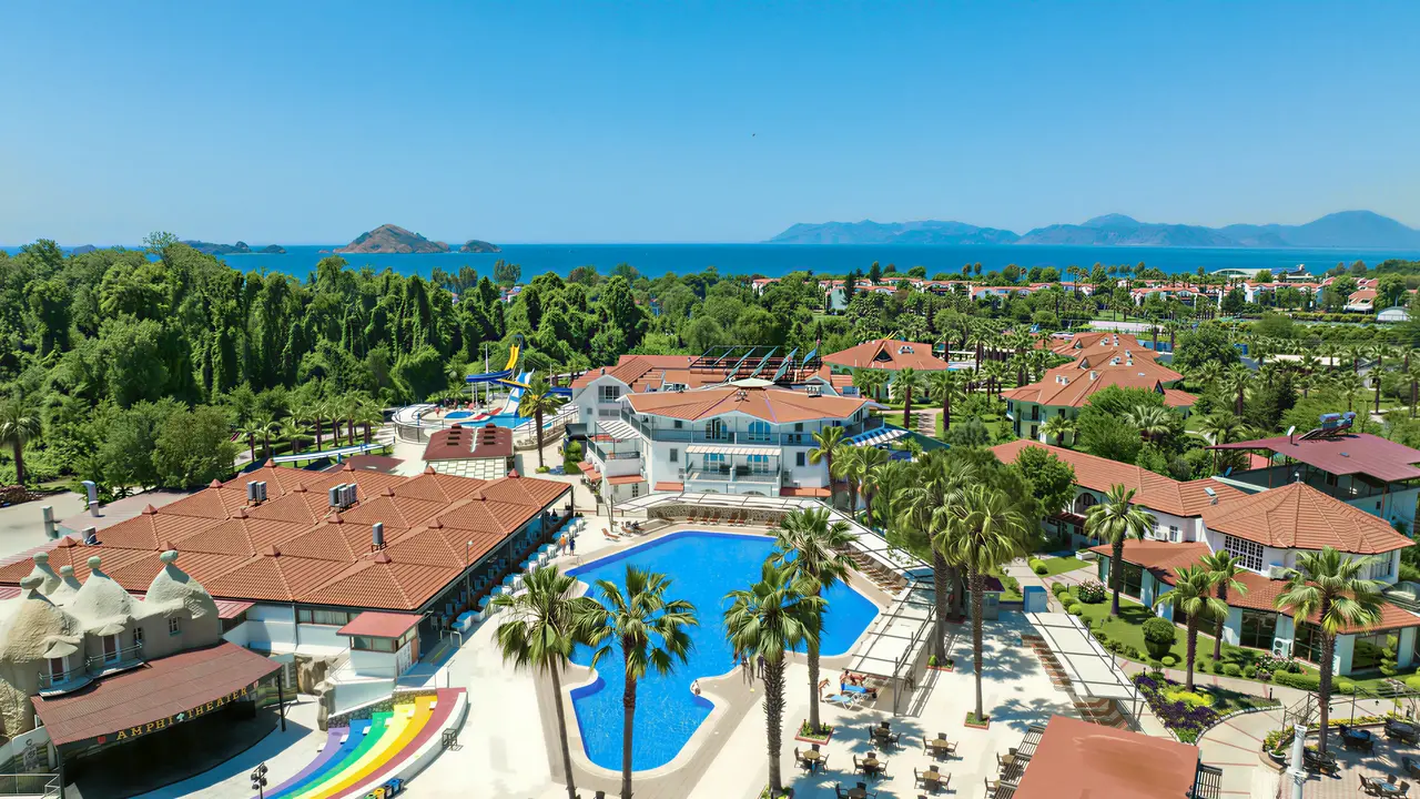 Widok na kompleks Lykia Botanika Beach z basenami