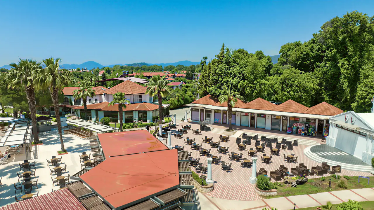 Scena i strefa wypoczynkowa w Lykia Botanika Beach