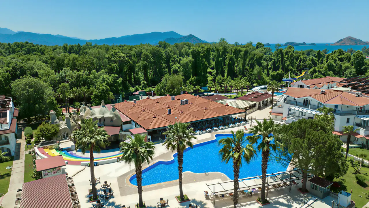 Widok na kompleks Lykia Botanika Beach z basenem
