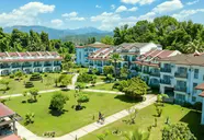 Widok na budynki i teren Lykia Botanika Beach