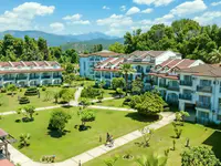 Widok na budynki i teren Lykia Botanika Beach