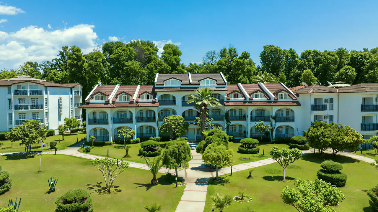 Widok na budynki i tereny Lykia Botanika Beach