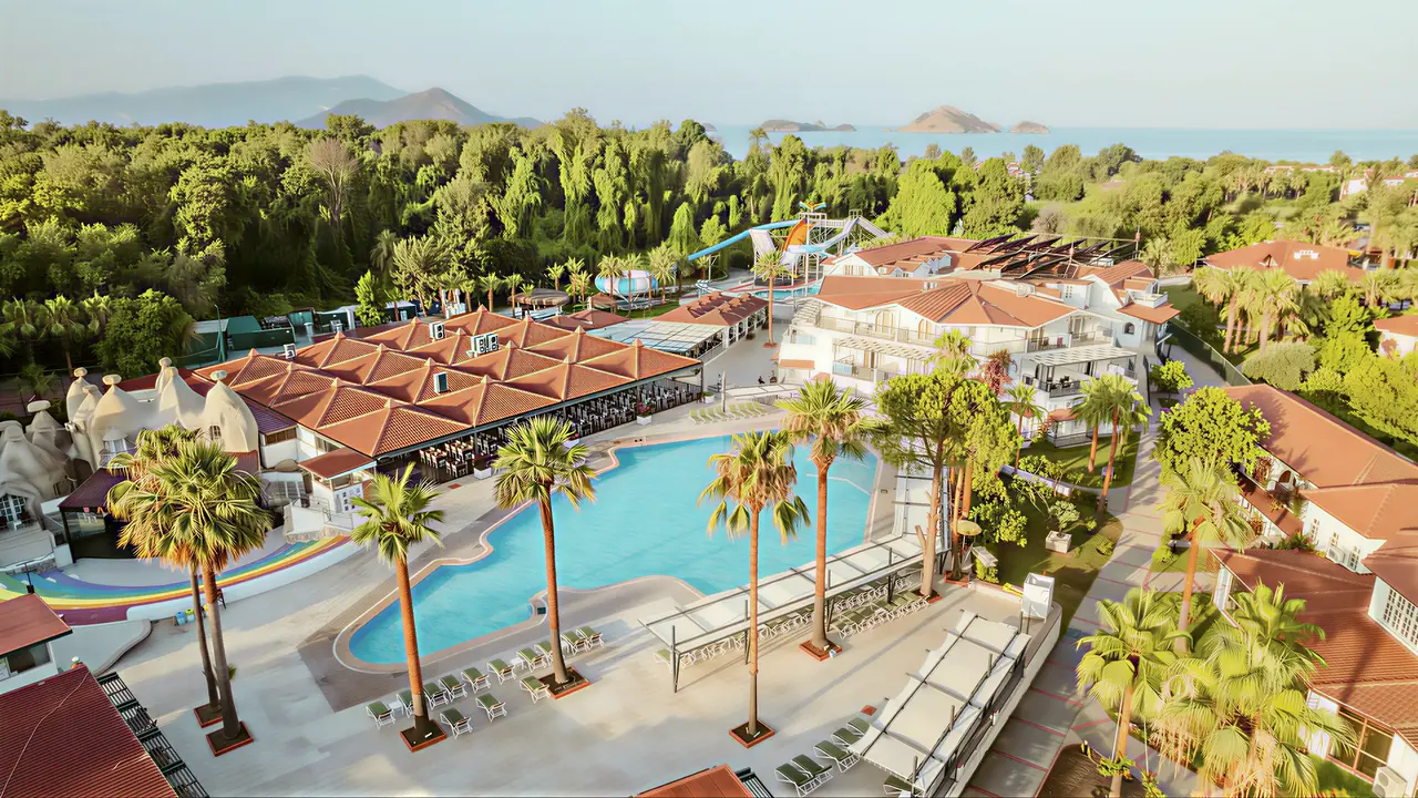 Widok na kompleks budynków i basen Lykia Botanika Beach