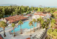 Widok na kompleks budynków i basen Lykia Botanika Beach