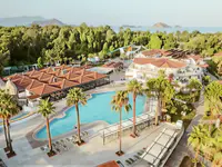 Widok na kompleks budynków i basen Lykia Botanika Beach