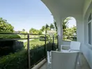 Balkon z widokiem na zieleń w Lykia Botanika Beach