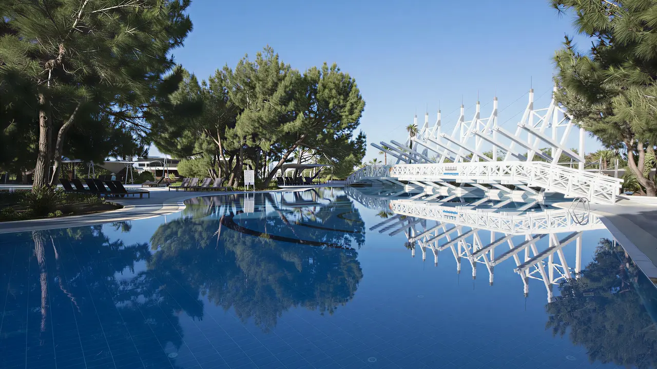 Basen z niebieską wodą w Lykia World Antalya & Links Golf