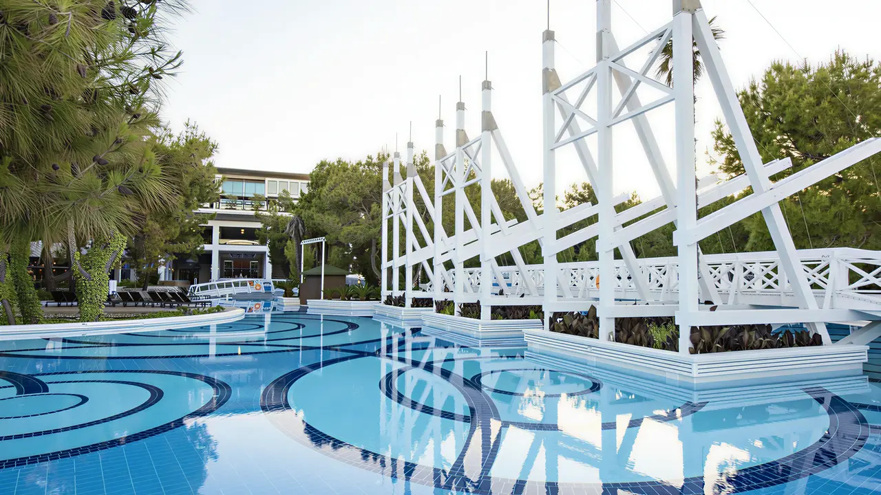 Basen z ozdobną mozaiką w Lykia World Antalya & Links Golf