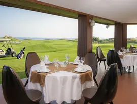 Restauracja w Lykia World Antalya & Links Golf z widokiem na zieleń
