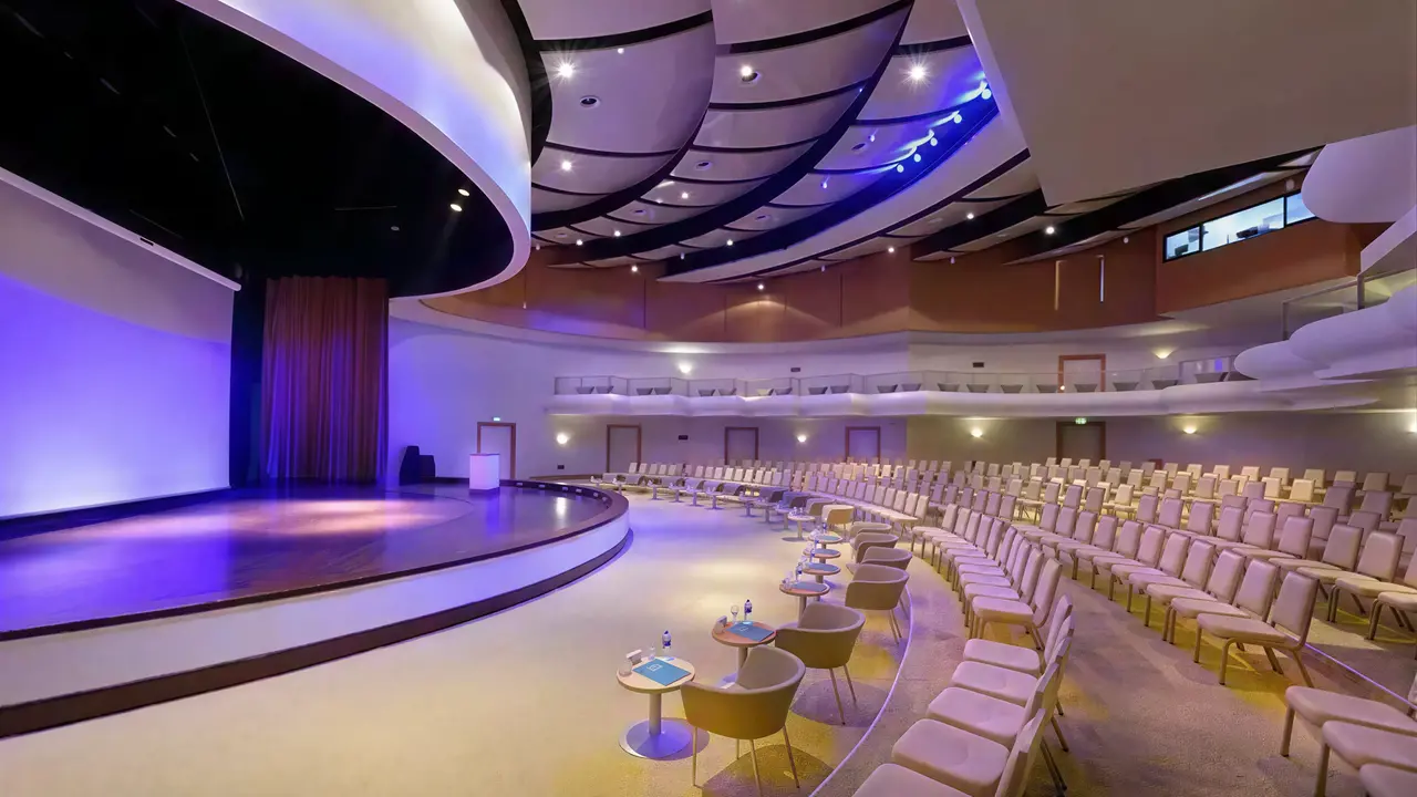 Sala widowiskowa z ogromną sceną w Lykia World Antalya & Links Golf