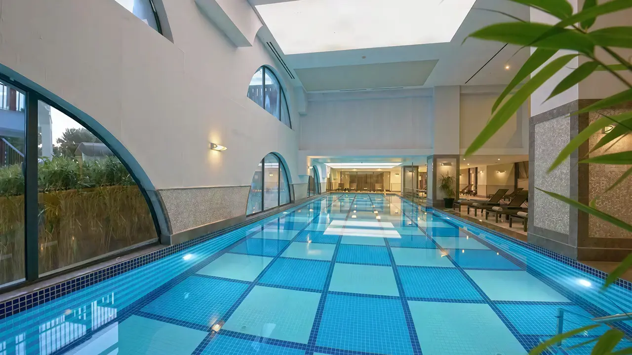 Kryty basen w hotelu Lykia World Antalya & Links Golf