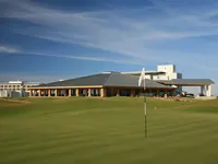 Pole golfowe przy budynku Lykia World Antalya & Links Golf