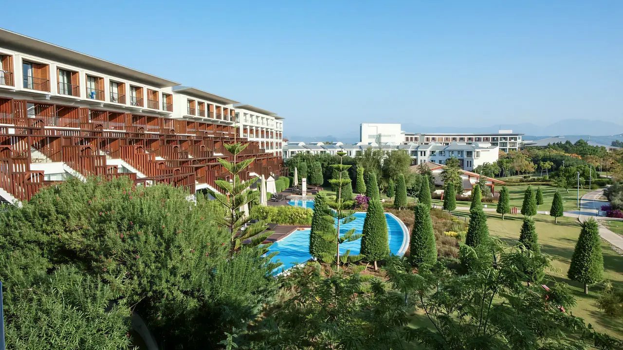 Widok na kompleks budynków i teren Lykia World Antalya & Links Golf