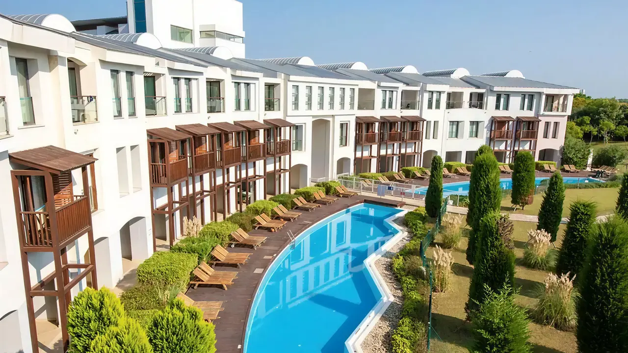 Widok na budynki i basen w Lykia World Antalya & Links Golf