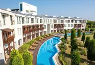 Widok na budynki i basen w Lykia World Antalya & Links Golf