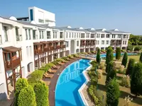 Widok na budynki i basen w Lykia World Antalya & Links Golf