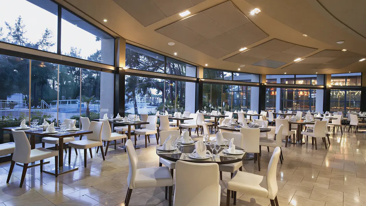 Elegancka restauracja w Lykia World Antalya & Links Golf z nakrytym stołami