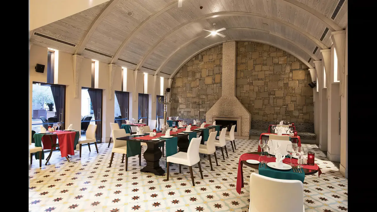 Elegancka restauracja w Lykia World Antalya & Links Golf z kamiennym kominkiem