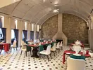 Elegancka restauracja w Lykia World Antalya & Links Golf z kamiennym kominkiem