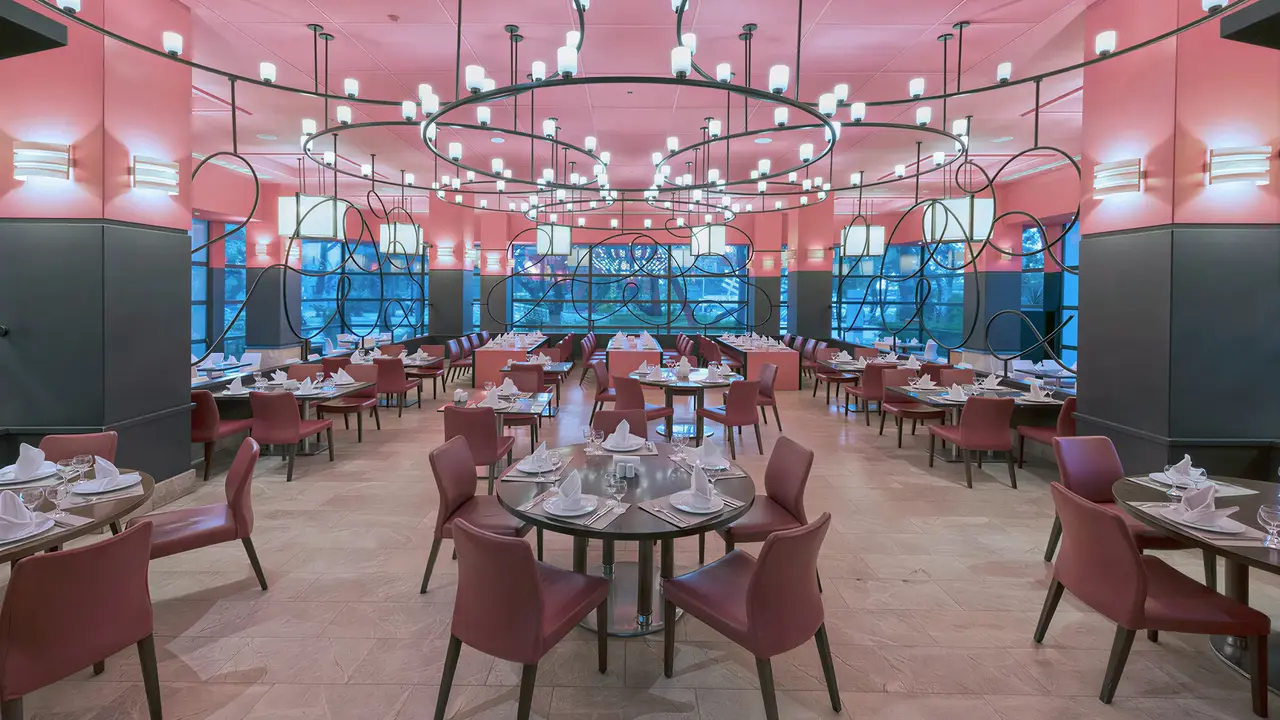 Restauracja w Lykia World Antalya & Links Golf z eleganckimi stołami
