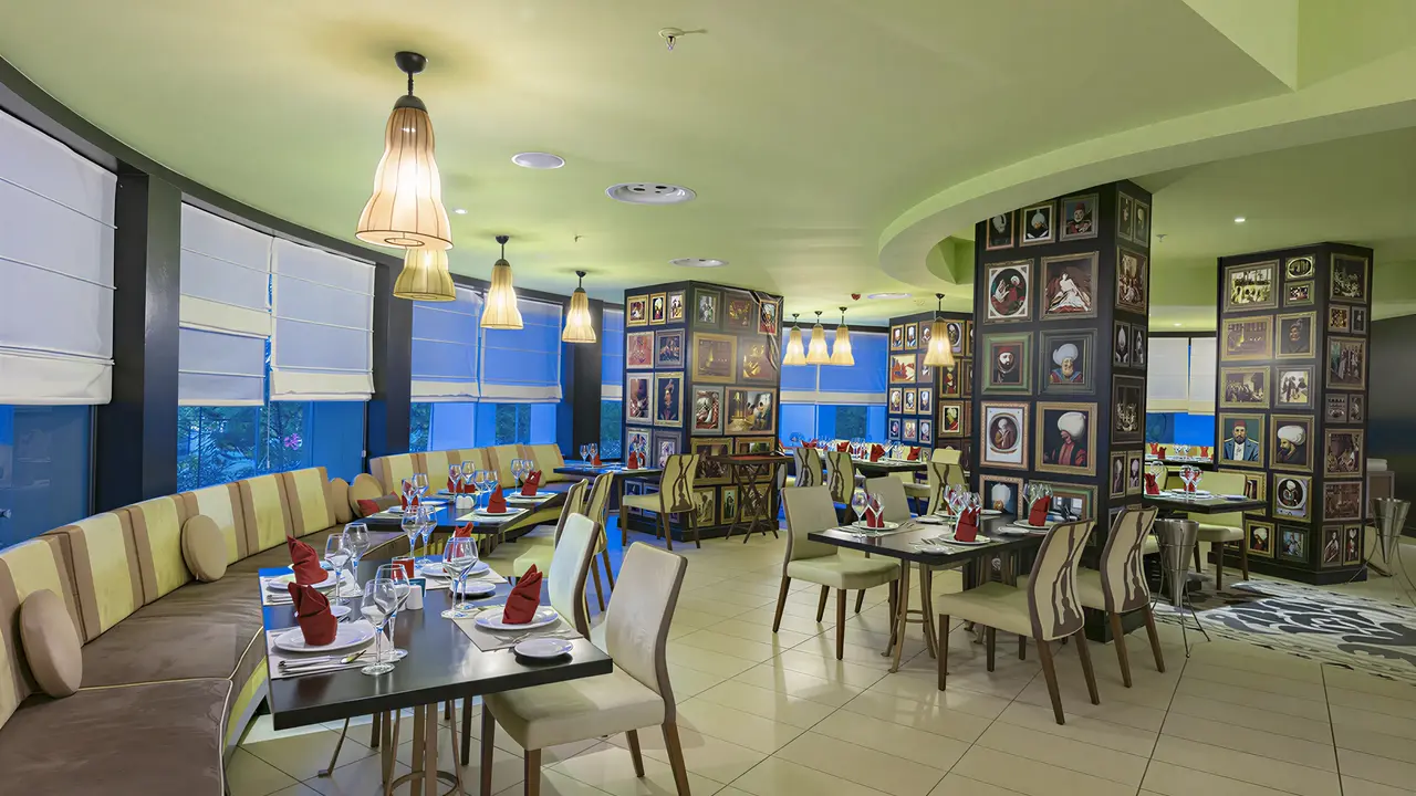 Restauracja w Lykia World Antalya & Links Golf z ustawionymi stolikami
