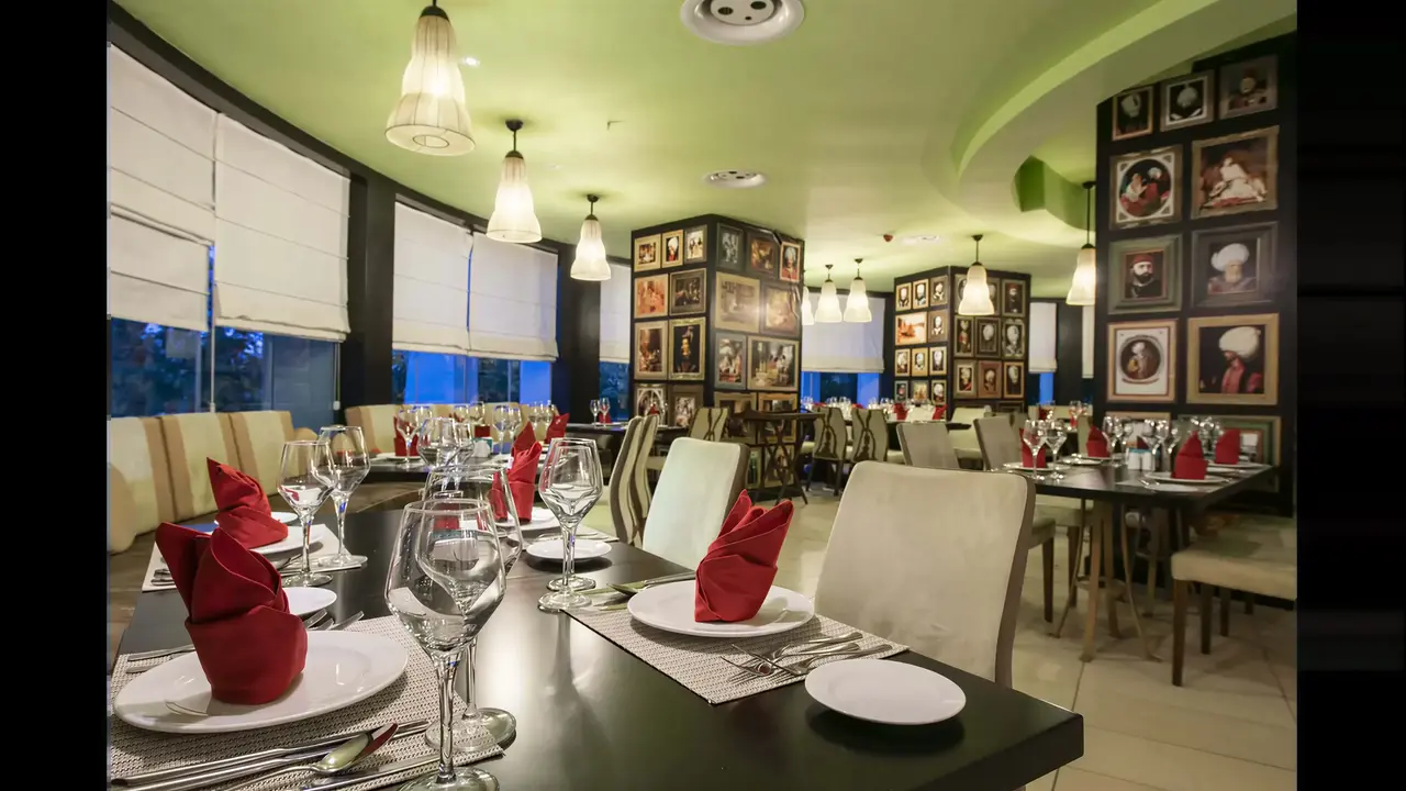 Elegancka restauracja w Lykia World Antalya & Links Golf z nakrytym stołem