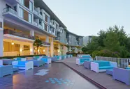 Elewacja budynku i strefa wypoczynku w Lykia World Antalya & Links Golf