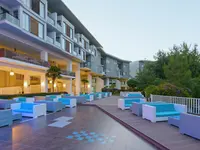 Elewacja budynku i strefa wypoczynku w Lykia World Antalya & Links Golf