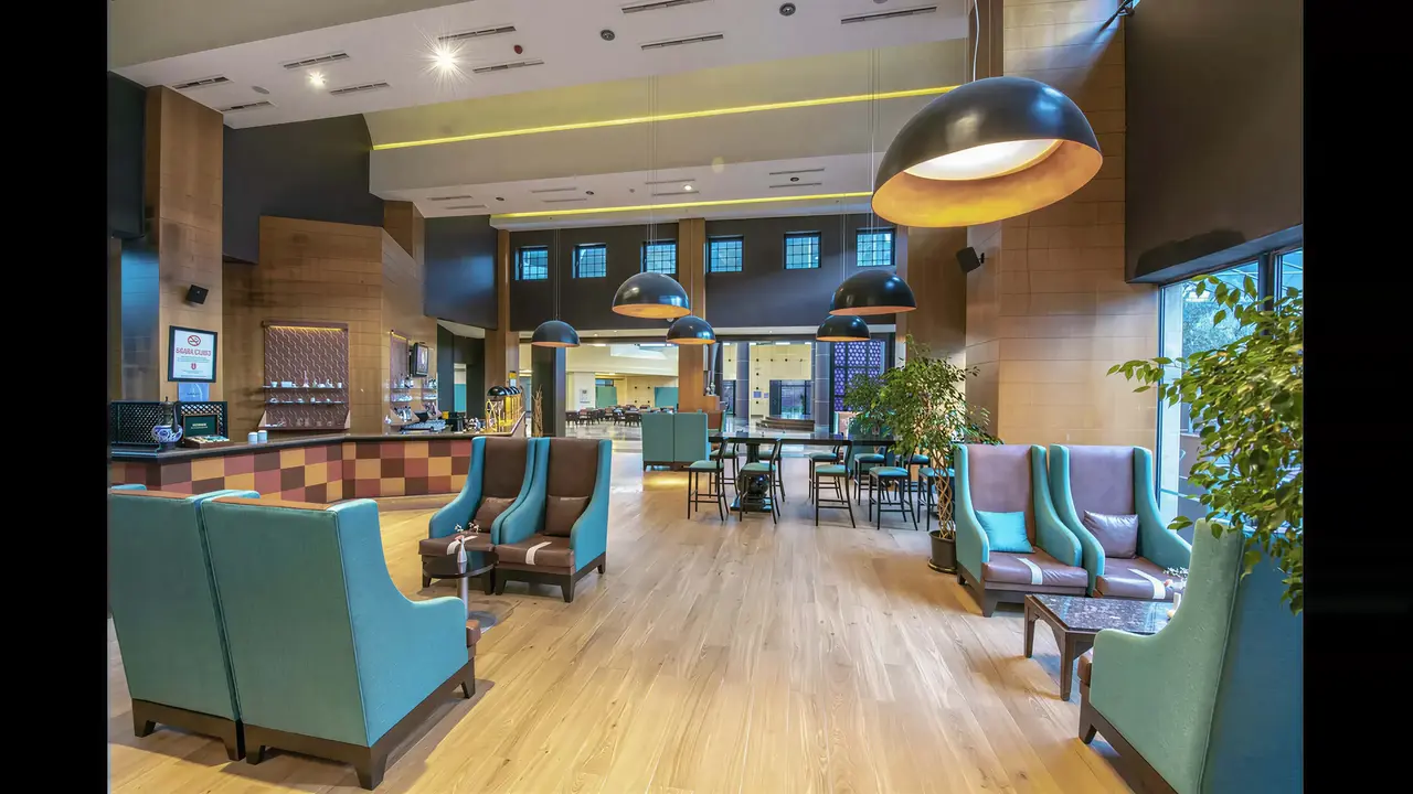 Wnętrze lobby z wygodnymi fotelami w Lykia World Antalya & Links Golf