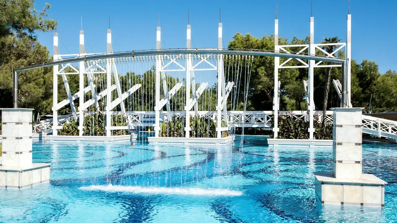 Basen z nowoczesną konstrukcją w Lykia World Antalya & Links Golf