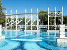 Basen z nowoczesną konstrukcją w Lykia World Antalya & Links Golf