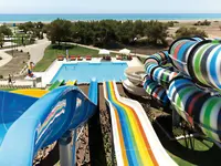 Kolorowe zjeżdżalnie wodne w Lykia World Antalya & Links Golf