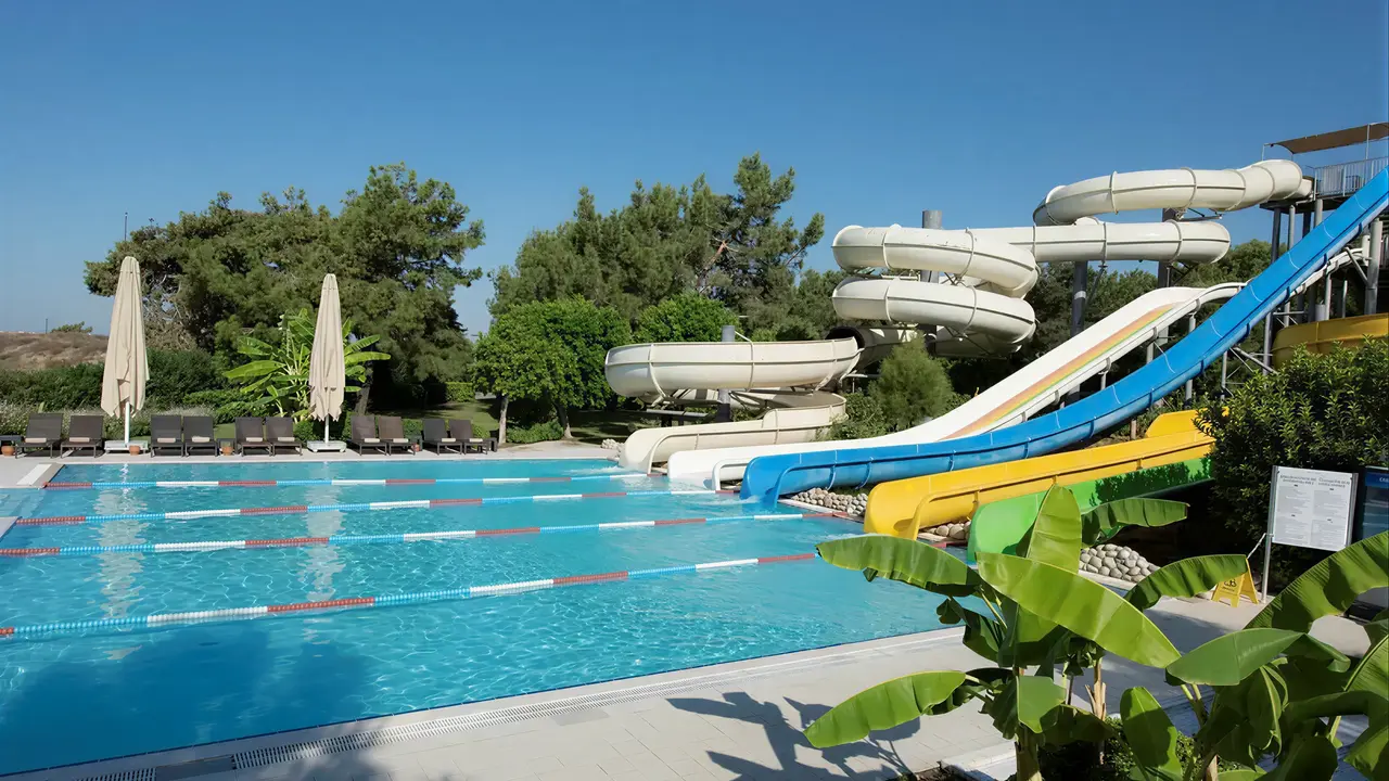 Zjeżdżalnie wodne przy basenie w Lykia World Antalya & Links Golf